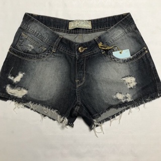 Bermuda shorts jeans adulto feminino Modelo básico, barras desfiadas e "rasgos" na parte frontal  Bolsos frontais e traseiros duplos Tamanho 40 Cor preto jeans lavado Marca Fx2 Denim Composição: 100% Algodão