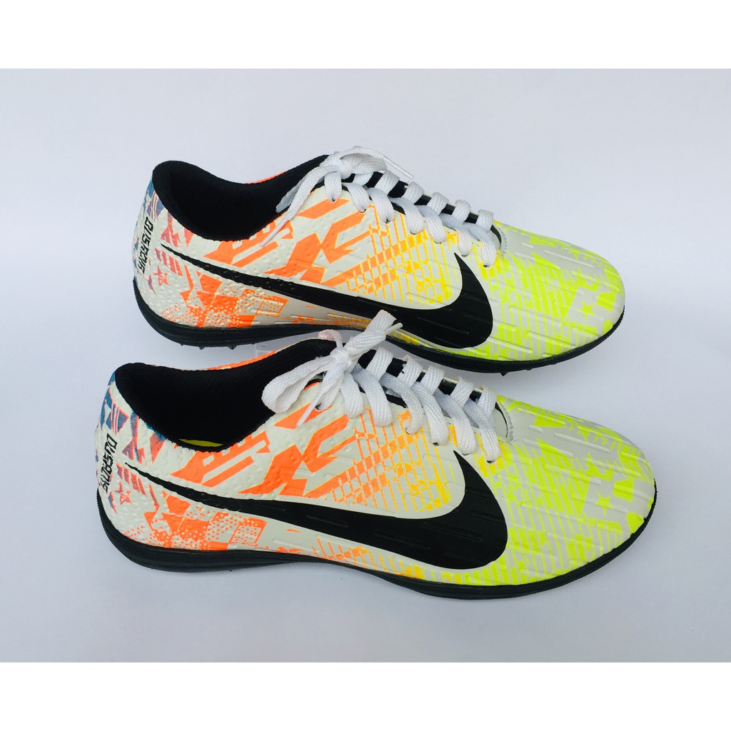 chuteira society escorrega em quadra