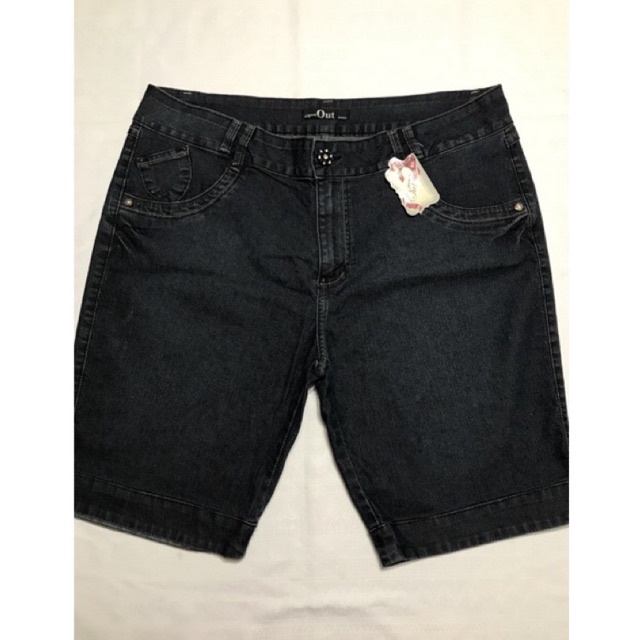 Bermuda shorts jeans stretch adulto feminino Modelo básico e reto Bolsos frontais costurado e traseiros Detalhe no bolso traseiro e botão em formato de flor Tamanho 54 Cor Azul escuro Marca Out Jeans Composição: 84% Algodão, 14% Poliéster e 32% Elastano
