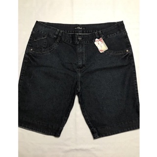 Bermuda shorts jeans stretch adulto feminino Modelo básico e reto Bolsos frontais costurado e traseiros Detalhe no bolso traseiro e botão em formato de flor Tamanho 54 Cor Azul escuro Marca Out Jeans Composição: 84% Algodão, 14% Poliéster e 32% Elastano
