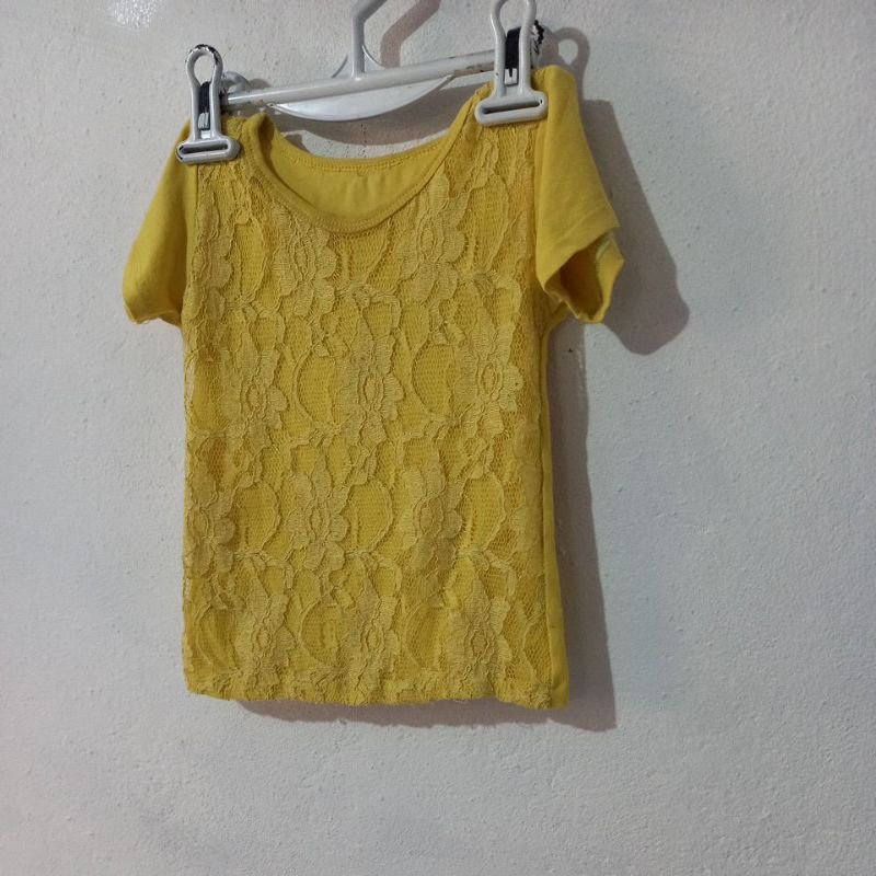 Blusa amarela  com renda infantil usada