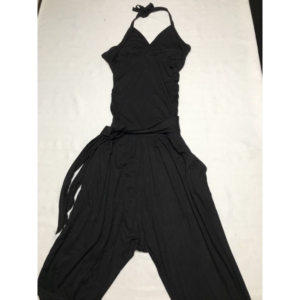 Macacão infantil feminino Estilo frente única com decote em "V" e drapeado lateriais Calça saruel com bolso Cinto de tecido para ajuste na cintura  Tecido com toque macio, confortável Marca Malwee Tamanho 16 Cor preto Composição: mínimo 85% Viscose