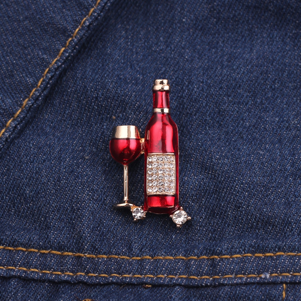 Mini broche de garrafa vermelha desenho animado para um presente de casal