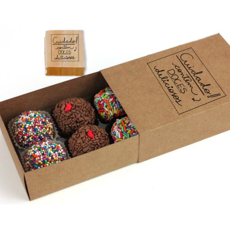 Carimbo CUIDADO ! CONTEM DOCES DELICIOSOS para embalagens sacolas caixas sacos kraft doces brigadeiros bolo