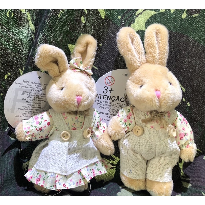 Chaveiro De Pelúcia  Coelho com roupa vestido jardineira 18 cm - Criança Adolescente Adulto em Oferta na Shopee