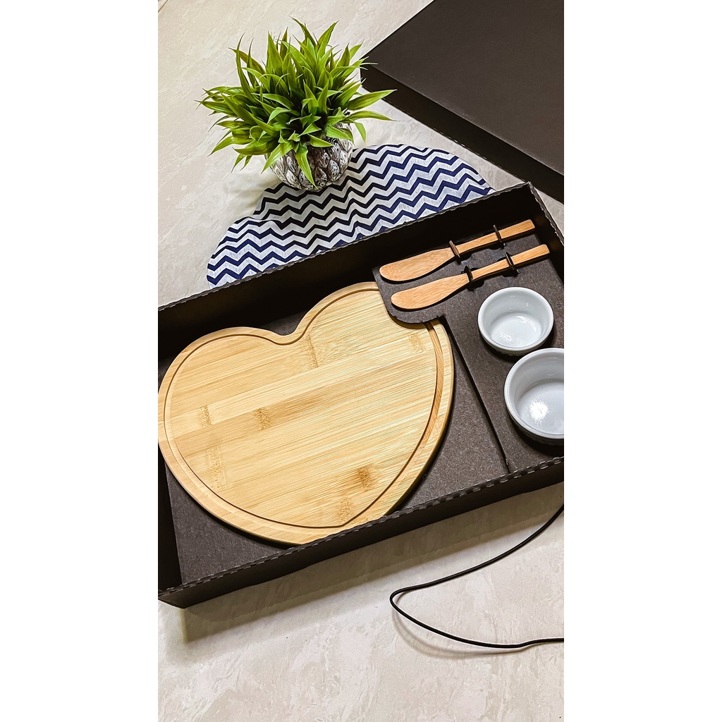 Kit Para Petisco Com Tábua Em Formato Coração 5 Pçs