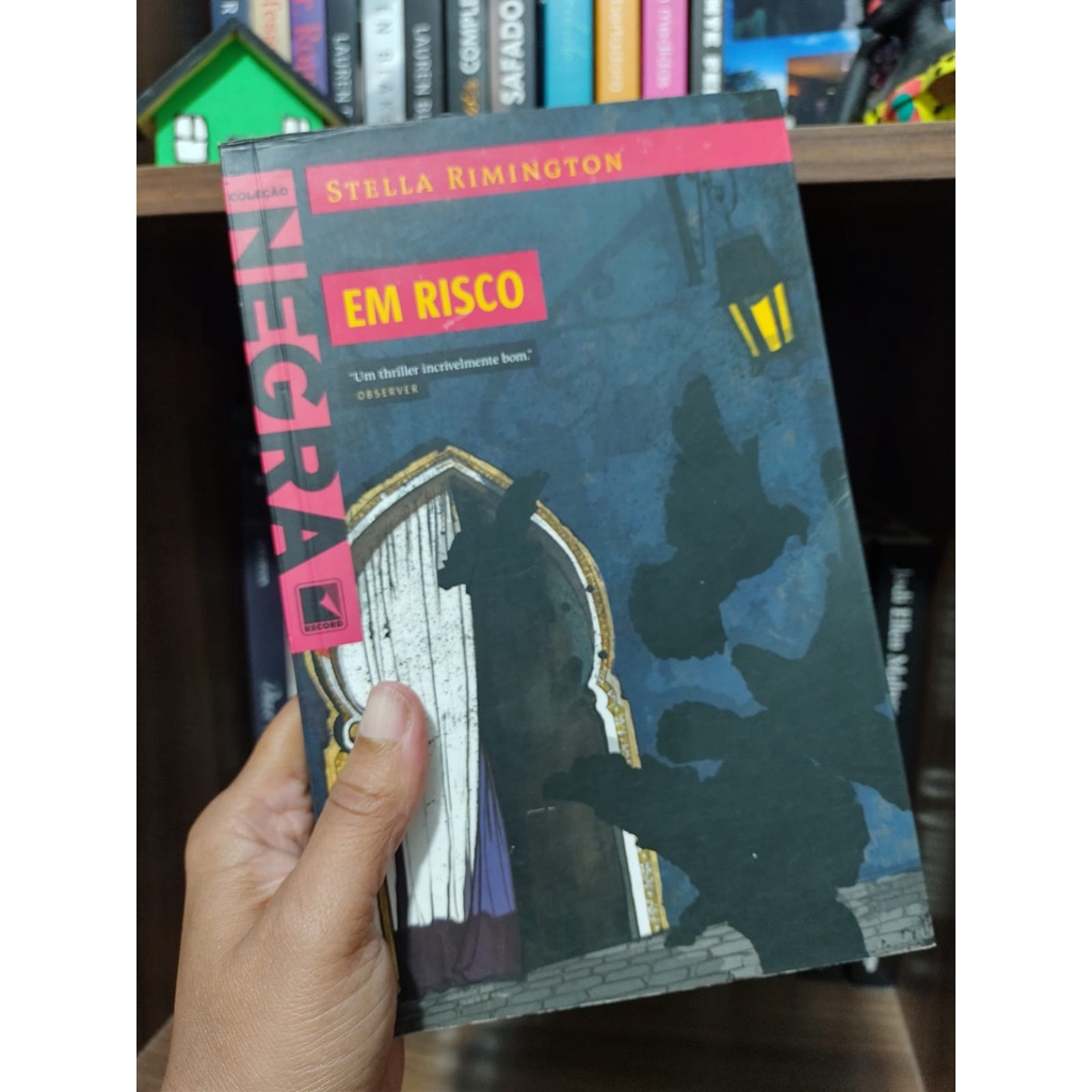 Em risco livros em capa comum autora Stella Rimington