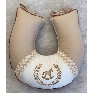 Almofada para Amamentar Luxo Personalizada - cavalinho pocotó menino neutro caqui em Oferta na Shopee