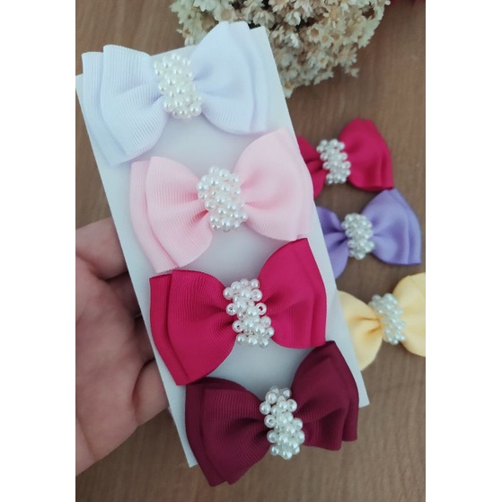 Laço Gravatinha Duplo com pérolas no bico de pato/ com Antedeslizante