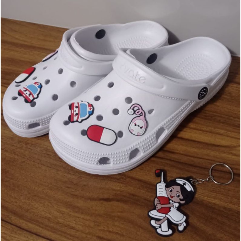 Croc + Chaveiro Personalizado Pins Jibbitiz Enfermagem | Shopee Brasil