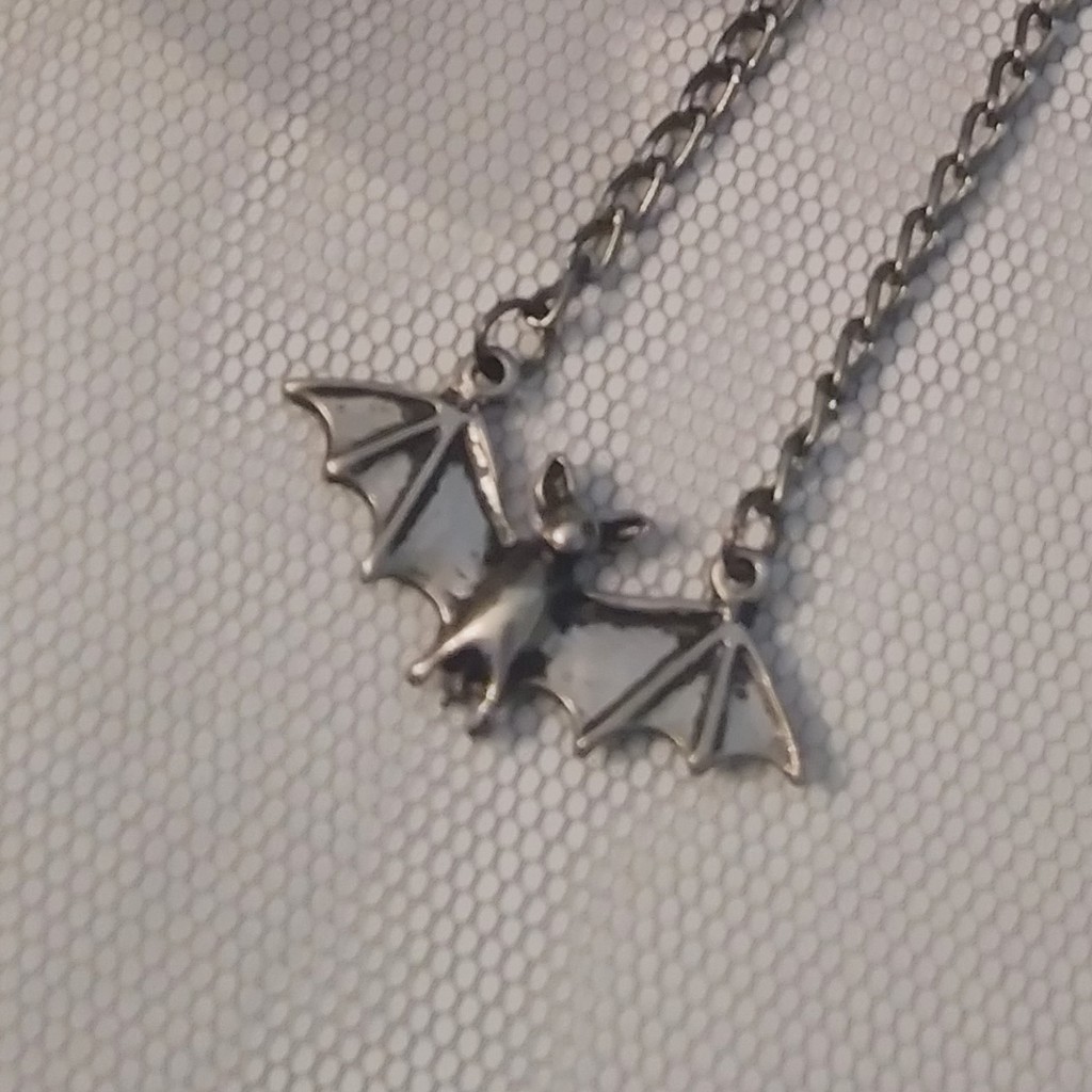 Detalhes do Pingente Morcego Preto, Prateado Escurecido, Prateado Claro ou Grafite, com corrente prateada