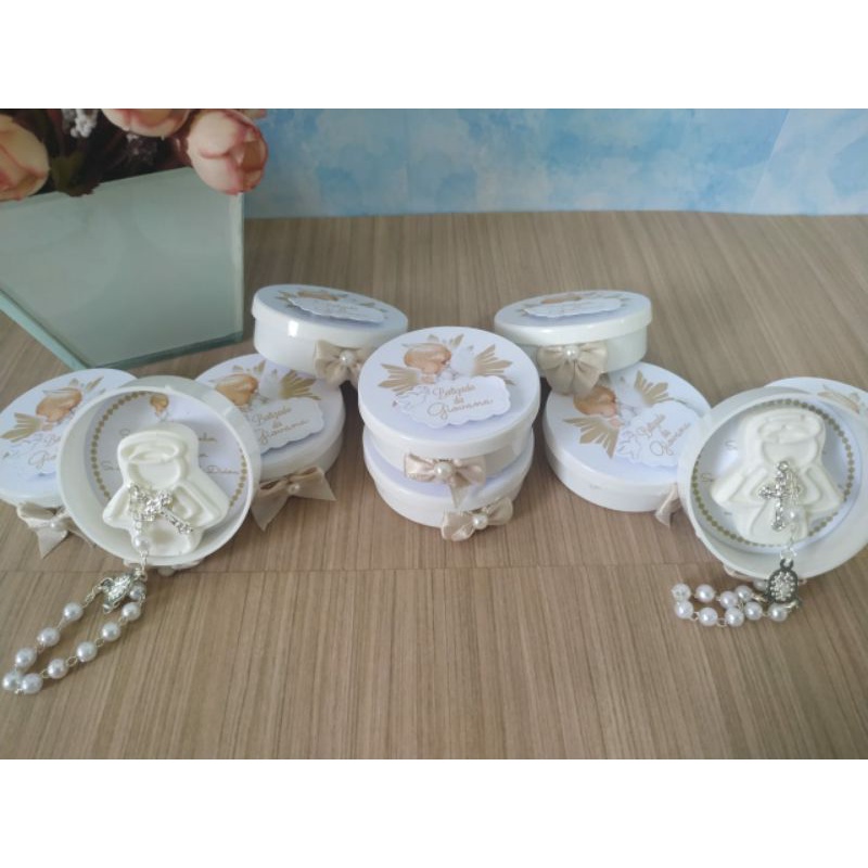 Latinhas com sabonete e terço para lembrancinha de batizado em Oferta na Shopee