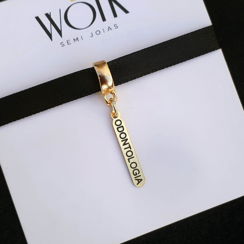 Pingente Berloque Plaquinha Profissão Advogada / Direito Dourado - Banhado a Ouro 18k
