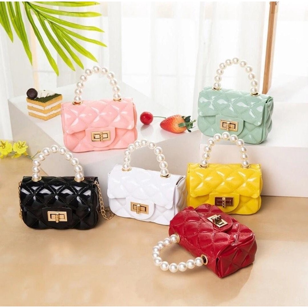 Bolsa feminina mini bag silicone com alça de corrente e de mão com detalhe alça pérola