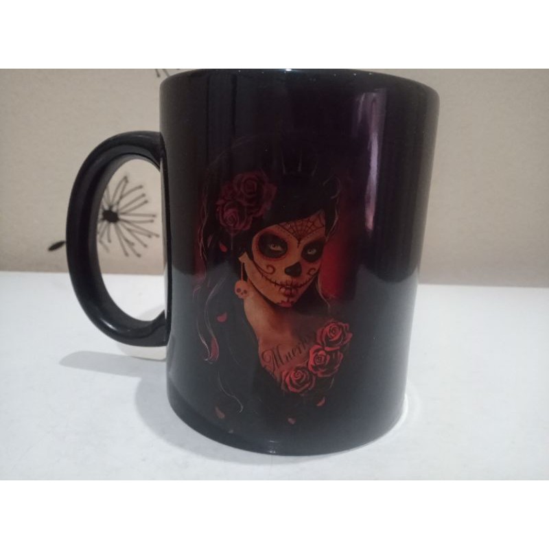 caneca de porcelana preta estampa de caveira mexicana