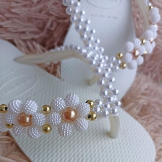 Chinelo Branco e Dourado bordado.