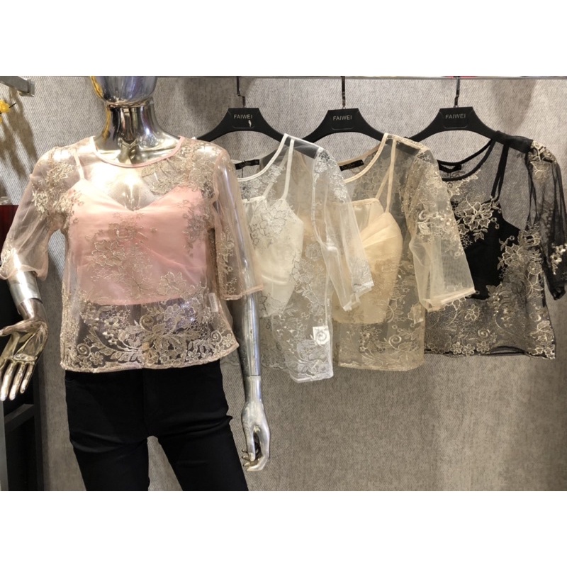 Camiseta Feminina Blusa T-shirt Tule com Flores Bordadas Acompanha cropped com bojo Forro Importado Ref:TY1019