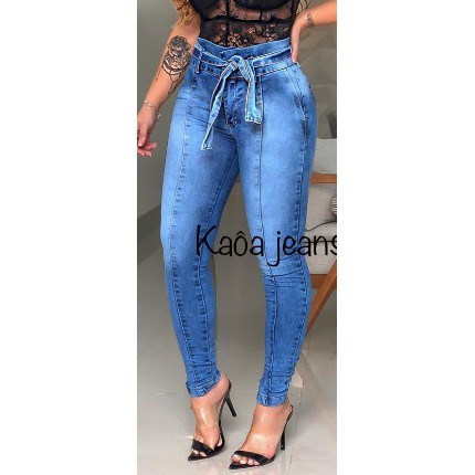 calça jeans com laço na cintura