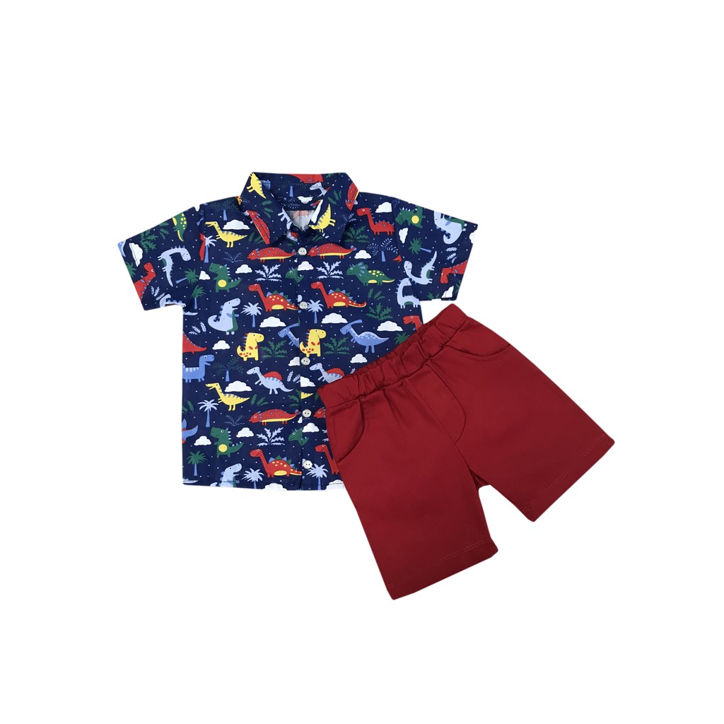 CONJUNTO MENINO SHORT E CAMISA TEMA DINOSSAURO 1 SHORT VERMELHO, COM 1 CAMISA AZUL BIC.