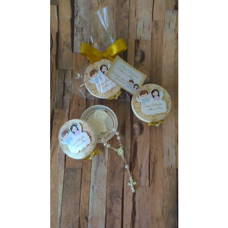 Lembrança batizado latinha com sabonete de anjinho e mini terço - lembrança batismo