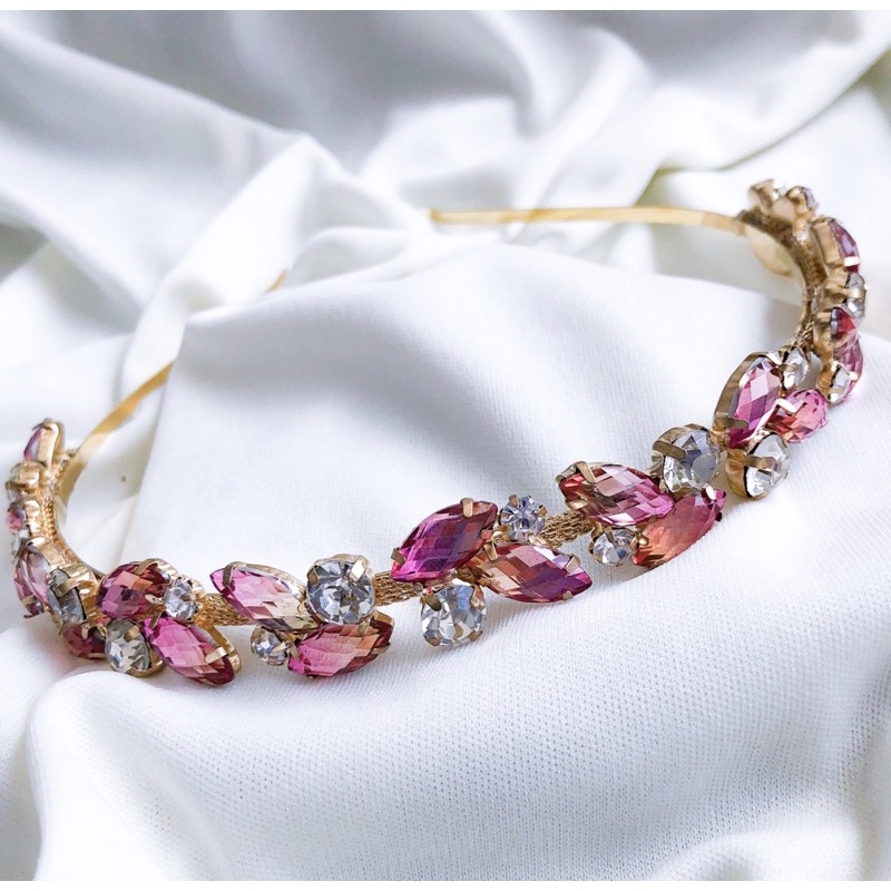 TIARA DE CABELO BASE DE METAL COM APLICAÇÕES EM PEDRARIA DE LUXO