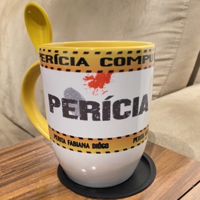 PERÍCIA DIGITAL + NOME - caneca com COLHER amarela 325 mL - perita perito concurso concurseiro concurseiros concurao público