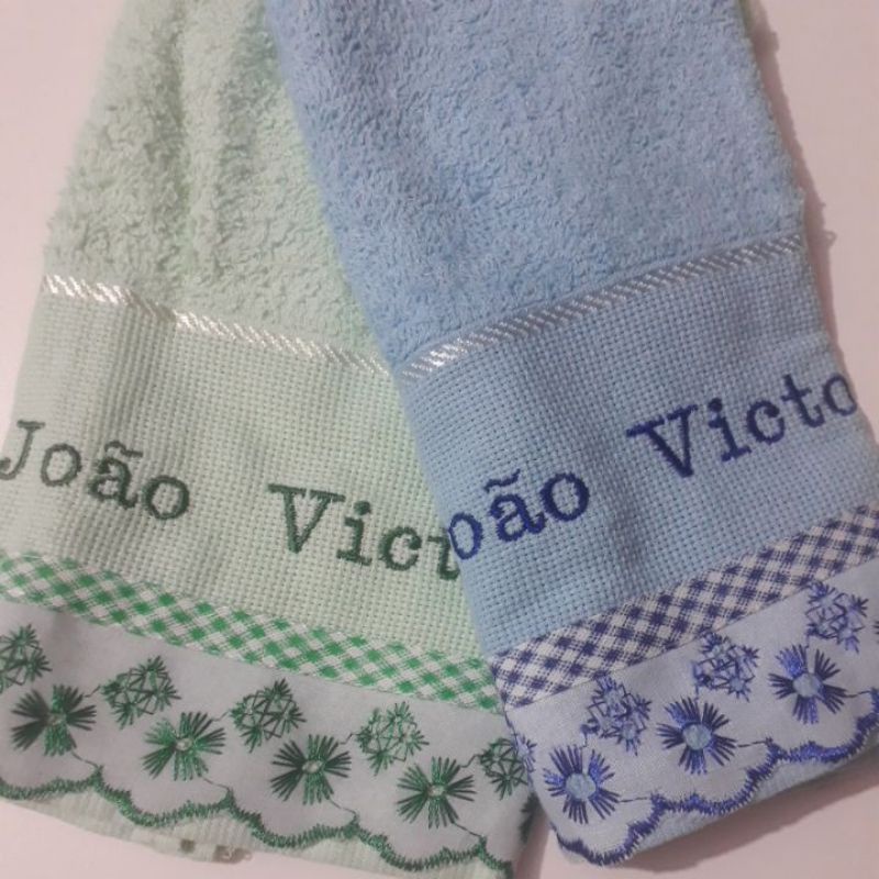 Kit com 2 Toalhinha  de mão com o nome JOÃO VICTOR bordado