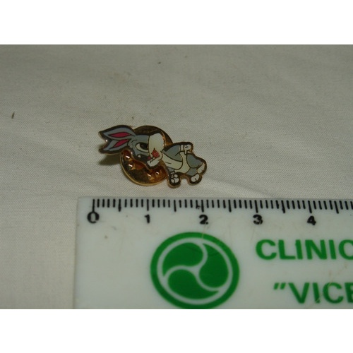 Pin Antigo Looney Tunes Pernalonga Bebe Com Fralda 