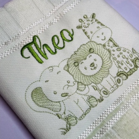 Toalha Bordada Personalizada Com Nome Safari Contorno Elefante Leão e Girafa em Oferta na Shopee