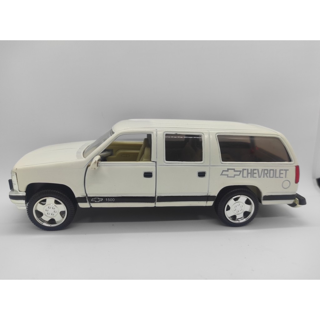 Leia o Anúncio - Miniatura Carro Carrinho Colecionável Coleção Camionete Chevrolet Suburban Saico 1/24 Antigo Raridade
