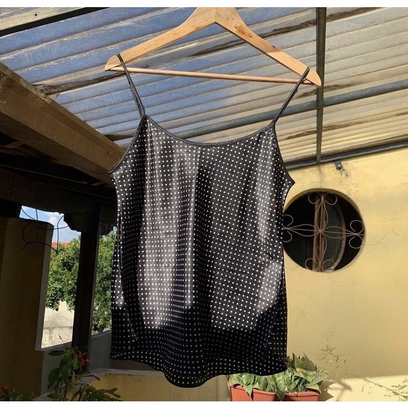 Blusa regata cetim de bolinhas/poá [brechó]