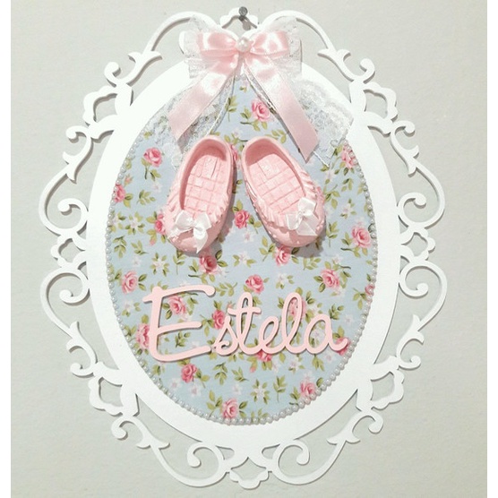 Enfeite porta maternidade sapatinhos resina personalizado