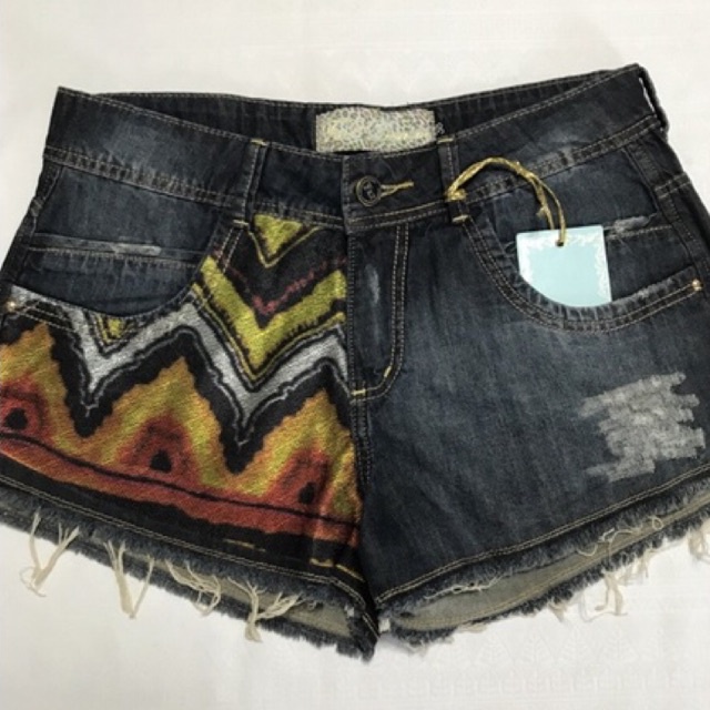 Shorts bermuda Jeans Adulto Feminino Modelo com barra desfiada e detalhes com "rasgos" Fecho em zíper e botões, bolsos frontais e traseiros Jeans azul escuro lavado com estampa em um dos lados Tamanho 38 Marca Fx2 Denim Composição: 100% Algodão