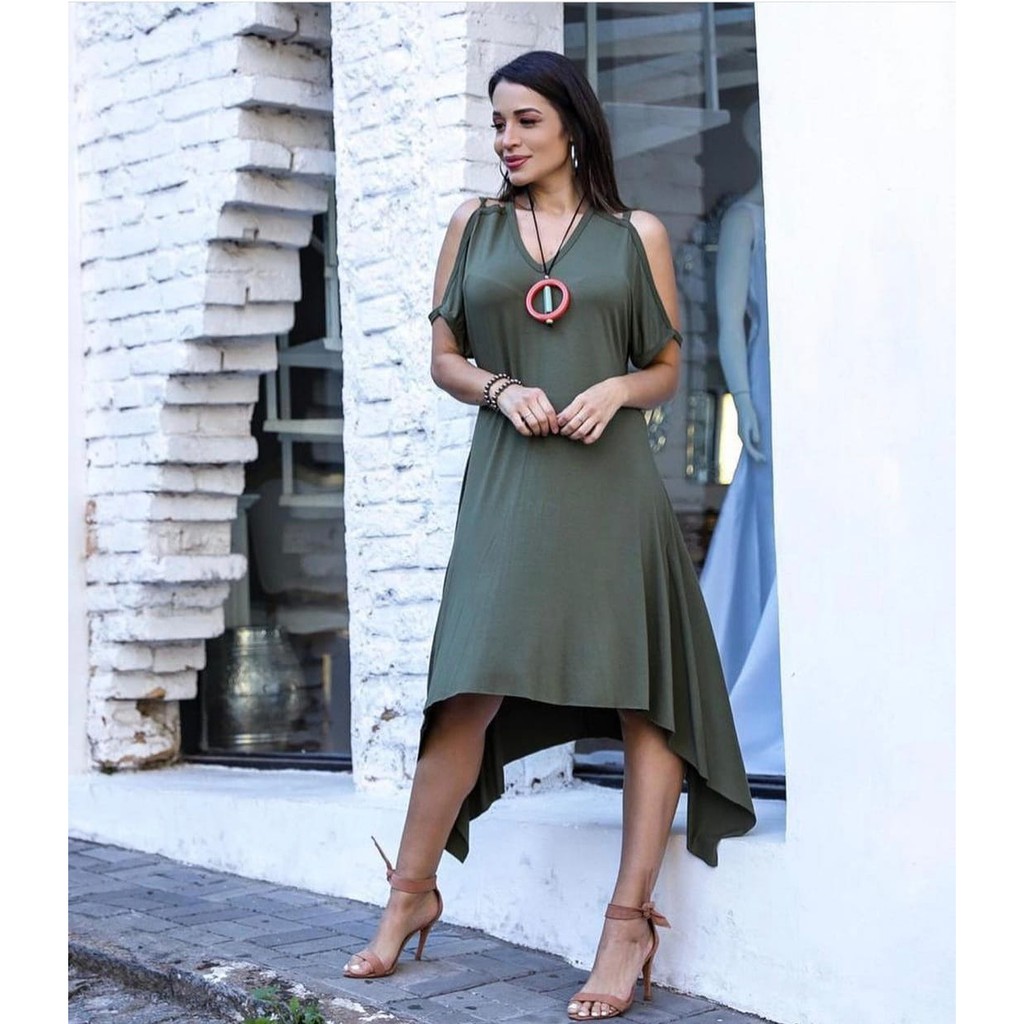 Vestido Pontas com Ombro a Mostra Fresco e Leve, com Barra Assimétrica. Uma Tendência Nova que Você vai Amar. Use Para um Look Casual Especial. Vestido com Decote em V Básico e Comfy, do jeito que você queria. Perfeito para Ficar Confortável e Estilosa.