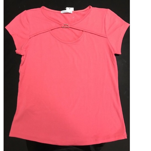 Blusa Camiseta adulto feminina Manga curta, detalhe em metal no decote Tamanho M Cor coral Tecido leve e confortável  Composição: 96% Viscose e 4% Elastano