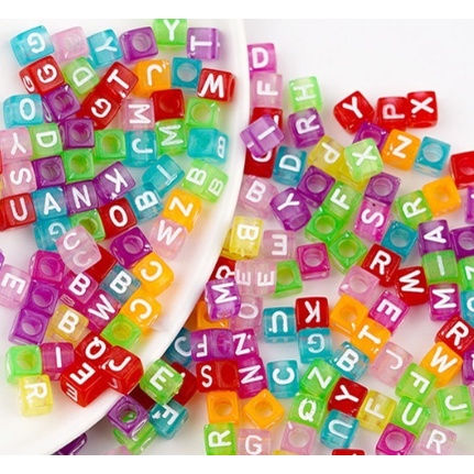 Miçangas quadradas coloridas com letras brancas, para chaveiros, bijuterias, enchimento resina epóxi 15g ou 30g