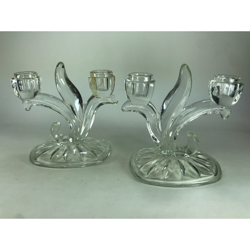Antiguidade - Par de Castiçais Em Demi Cristal Transparente (1 deles com pequeno restauro)
