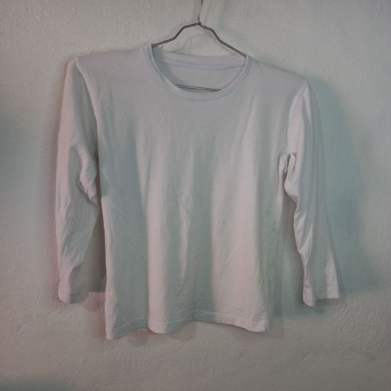 Camisa branca manga longa usada infantil POSSUI MARCAS