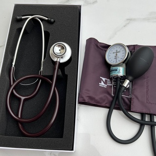 Kit Enfermagem Acadêmico Vinho Bordô Esteto Esfigmo Com Bolsa P.A Med 2 Anos de Garantia