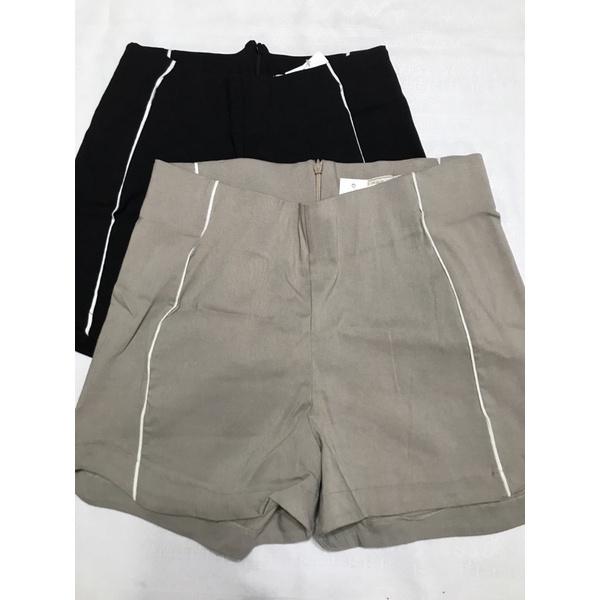 Bermuda shorts Adulto Feminino  Modelo ajustável ao corpo, elástico na cintura  Fecho traseiro em zíper  Com Viés em branco na frente e atrás  Cores bege e preto Tamanhos P e G Marca Endless Composição: 74% Viscose, 22%Poliamida e 4% Elastano