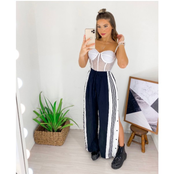 calça pantalona com botoes