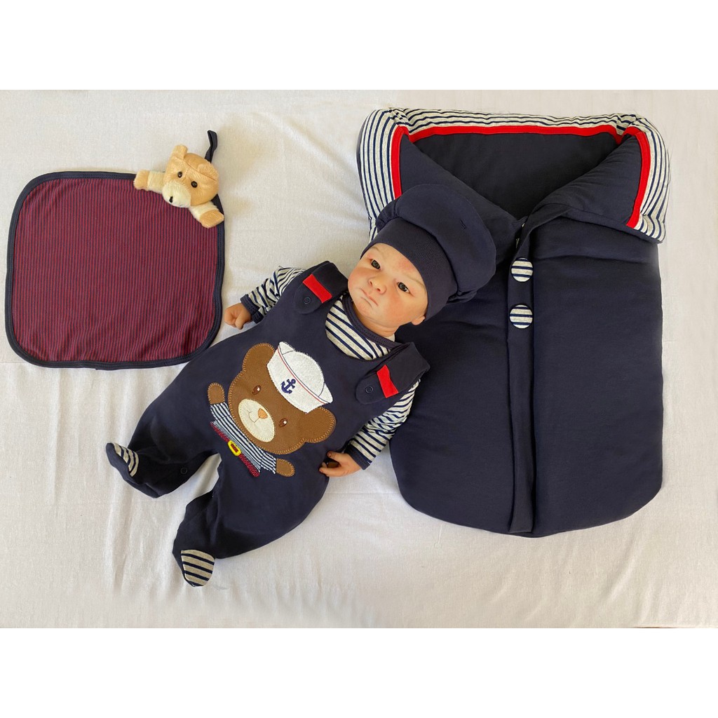 Kit Saída Maternidade Bebe Menino de Ursinho Marinheiro com Jardineira, Body, Naninha, Boné e Saco De Dormir