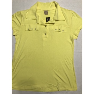 Camiseta Polo adulto feminino Modelo básico com bolsos falsos na parte frontal  Detalhes de estrelas nos botões Tecido leve e confortável Cor amarelo Tamanho GG Marca Mad Look Composição: 96% Viscose e 4%Elastano