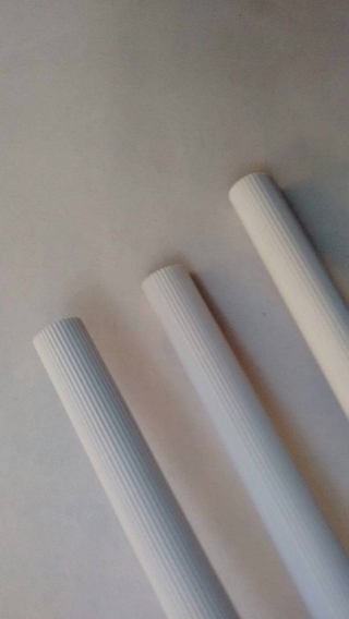 Poleiro Plástico Frisado Branco 50cm  – 2 Unidades Medidas: 10mm / 13mm / 15mm