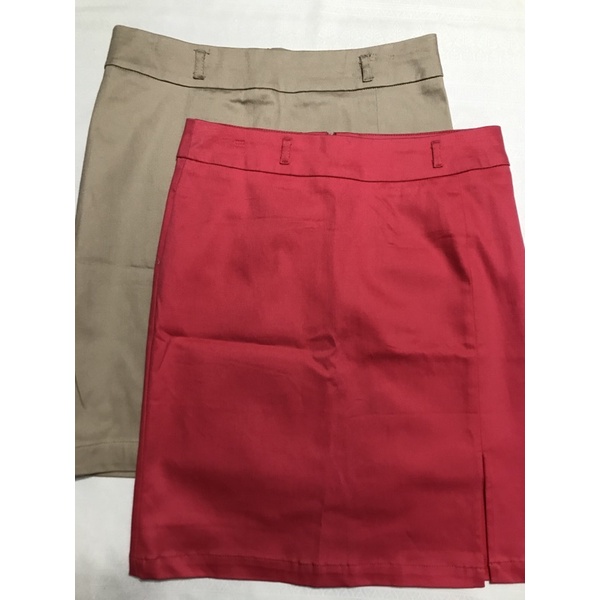 Saia de Sarja Adulto Feminino  Modelo justo e liso, na altura do joelho Fecho traseiro em zíper  Passante de cinto fino Discreto drapeado na parte traseira e leve fenda frontal na perna  Cores bege e rosa pink Tamanhos M e G Marca Rovitex