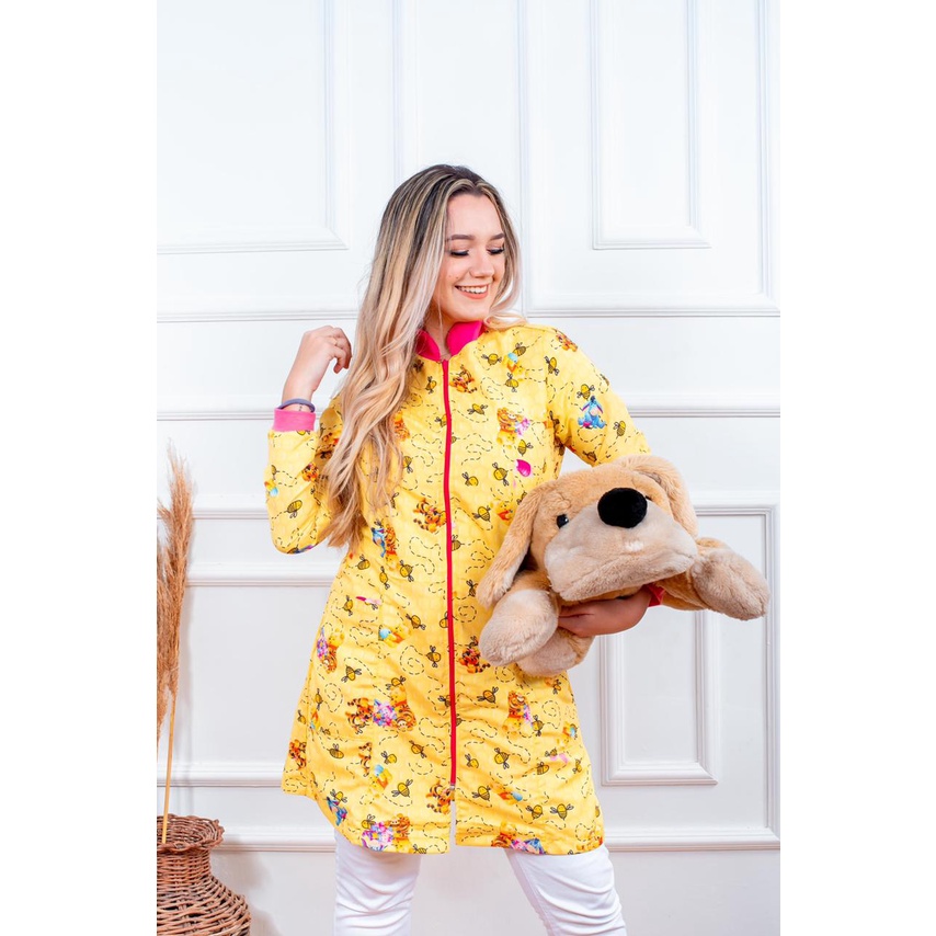 Jaleco Feminino Acinturado Estampado com Ziper estampa com tema Pooh - para pediatra, odontopediatra, medicina, enfermagem, fonoaudiologia, area da saude