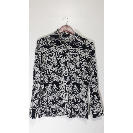 Blusa social Dudalina estampada preta e branca