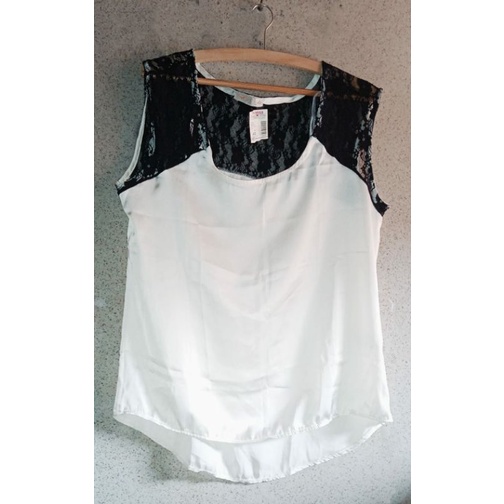 Blusa Feminina de Cetim Off White e Renda Preta( Nova Com Etiqueta)