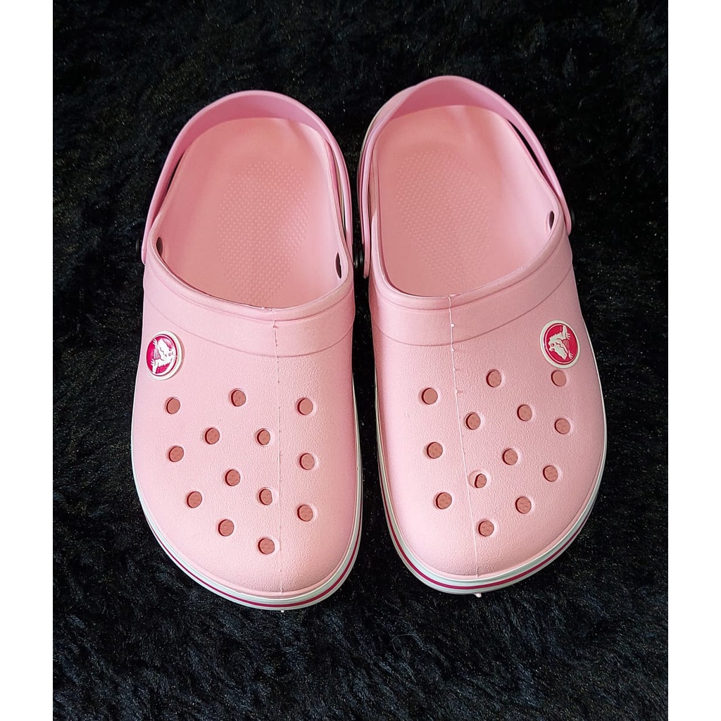 Crocs rosa bebe com detalhe na lateral de listras solado anti derrapante  confortável dia a dia caminhada | Shopee Brasil