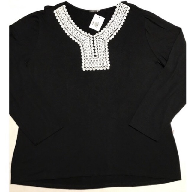 Blusa adulto feminino Modelo fechado, manga longa  Decote confeccionado em renda Tecido confortável Cor preto com renda em branco Tamanho GG2 Marca Fajos Style Composição: 96% Viscose e 4% Elastano
